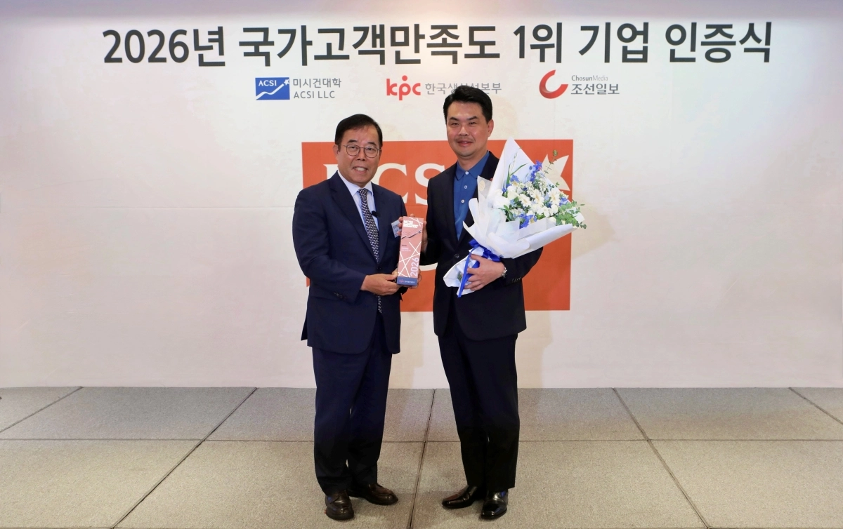 지난 8일 열린 ‘2026 국가고객만족도 NCSI 인증식’에서 롯데백화점 관계자가 기념 촬영을 하고 있다. 롯데백화점 제공