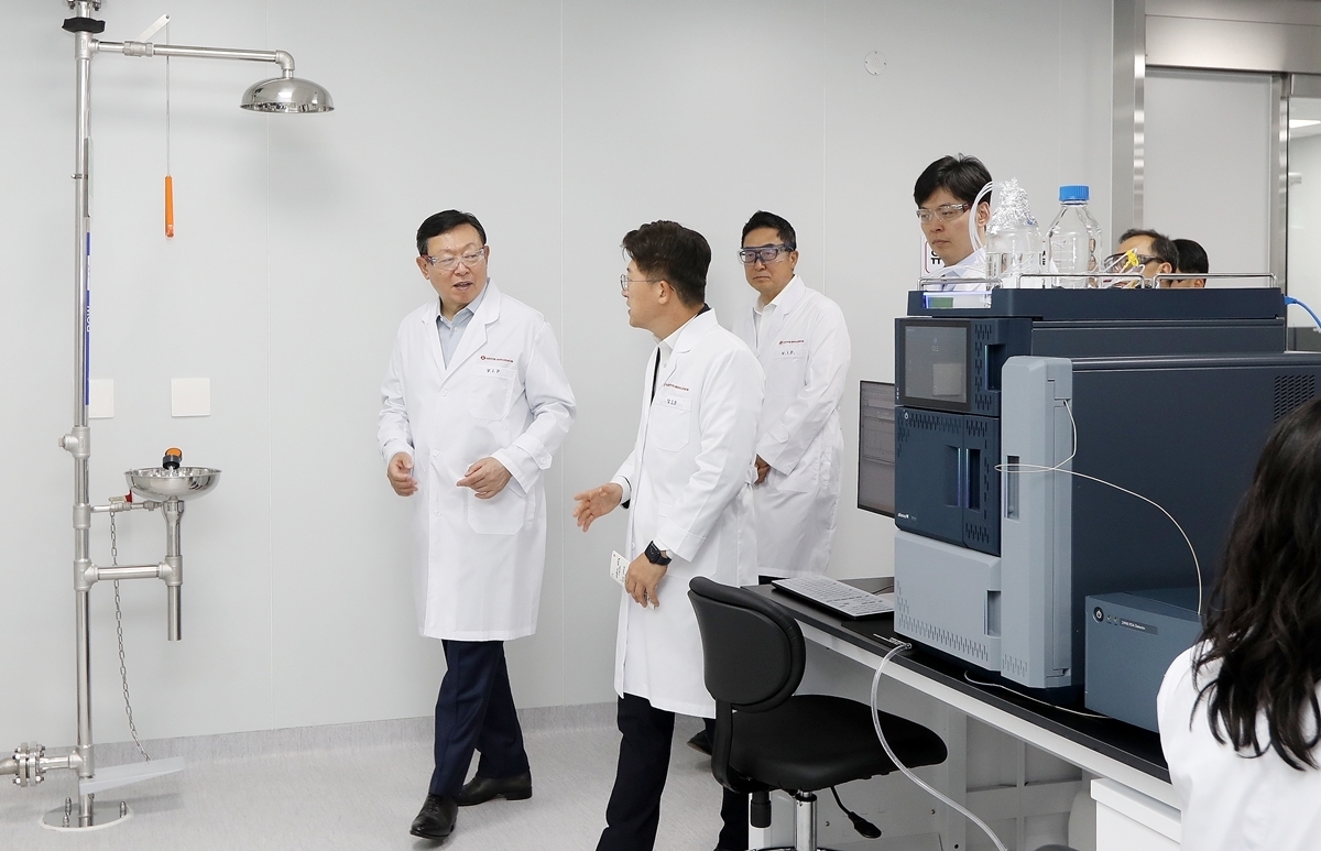 신동빈(왼쪽) 롯데 회장이 지난 3일 인천 연수구에 위치한 롯데바이오로직스 송도 캠퍼스 1공장을 찾아 시설을 둘러보고 있다. 롯데 제공