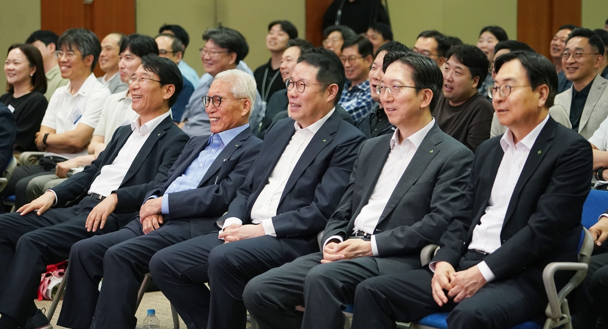 김규영(앞줄 왼쪽 두 번째) HS효성 회장, 조현상(세 번째) HS효성 부회장을 비롯한 경영진과 임직원이 HS효성 창립 2주년 행사에서 만화 ‘미생’을 패러디한 영상을 보며 웃고 있다. HS효성 제공