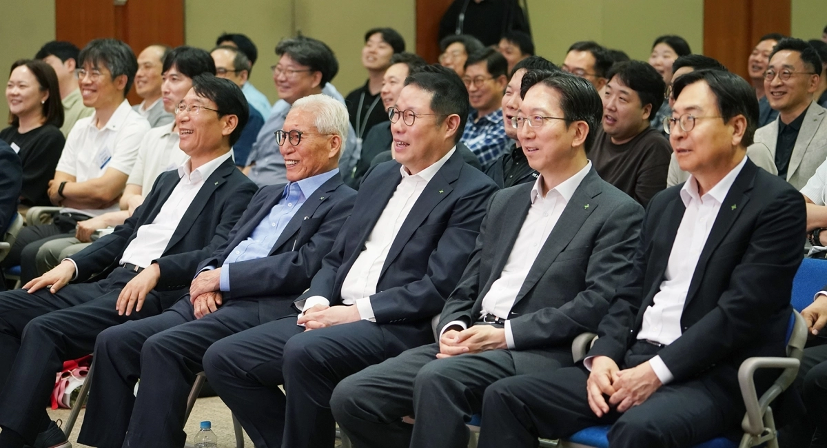 김규영(앞줄 왼쪽 두 번째) HS효성 회장, 조현상(세 번째) HS효성 부회장을 비롯한 경영진과 임직원이 HS효성 창립 2주년 행사에서 만화 ‘미생’을 패러디한 영상을 보며 웃고 있다. HS효성 제공