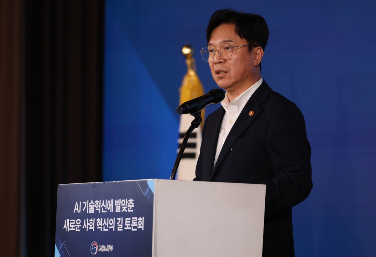 김영훈 고용노동부 장관이 14일 서울 용산구 피스앤파크에서 열린 ‘인공지능(AI) 기술혁신에 발맞춘 새로운 사회 혁신의 길’ 토론회에서 개회사를 하고 있다. 2026.7.14 연합뉴스