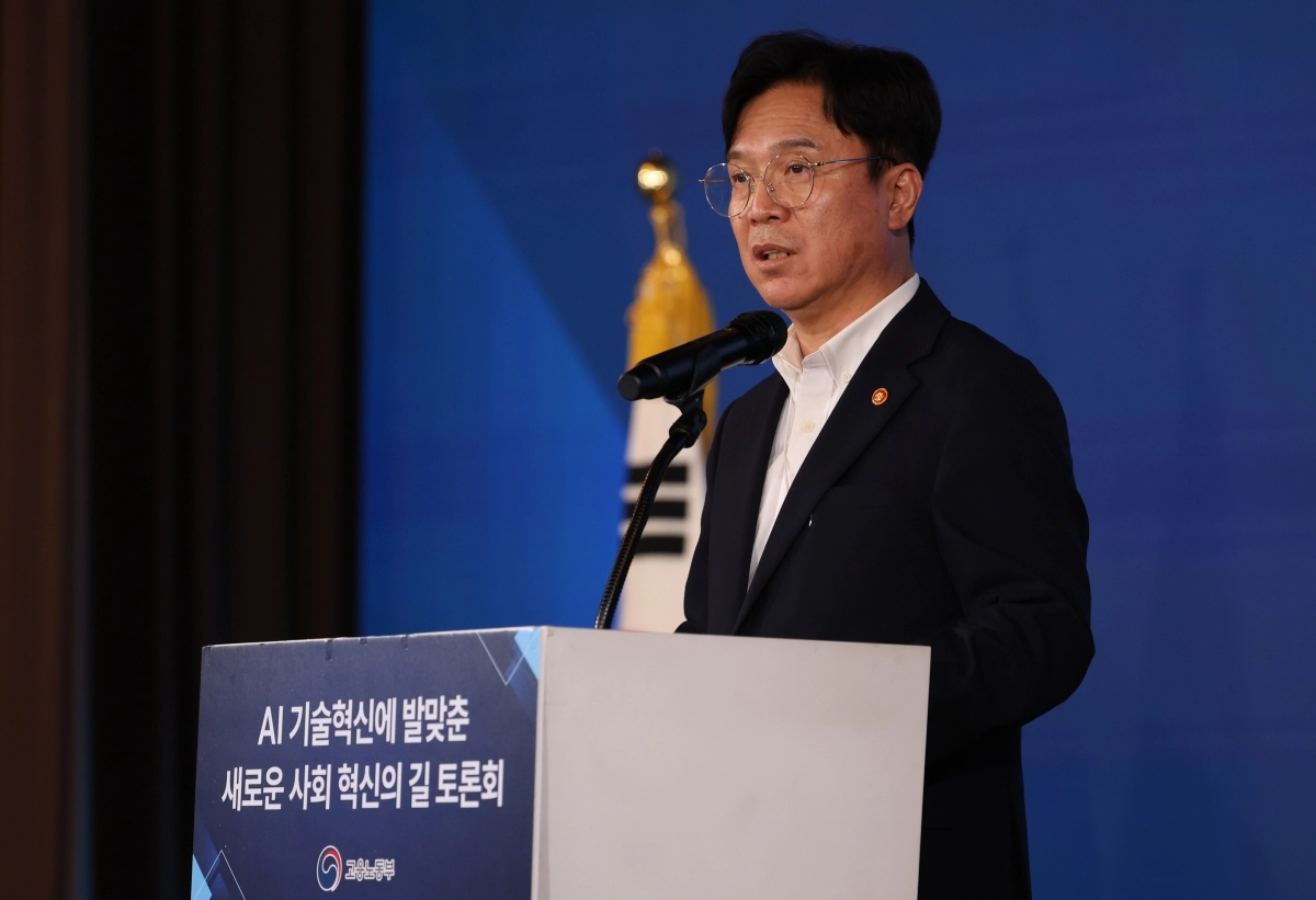 김영훈 고용노동부 장관이 14일 서울 용산구 피스앤파크에서 열린 ‘인공지능(AI) 기술혁신에 발맞춘 새로운 사회 혁신의 길’ 토론회에서 개회사를 하고 있다. 2026.7.14 연합뉴스