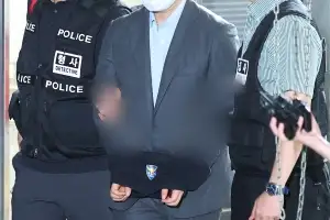 ‘피습 자작극’ 혐의 정이한 구속 송치…“왜 사퇴 안했나” 질문엔 침묵