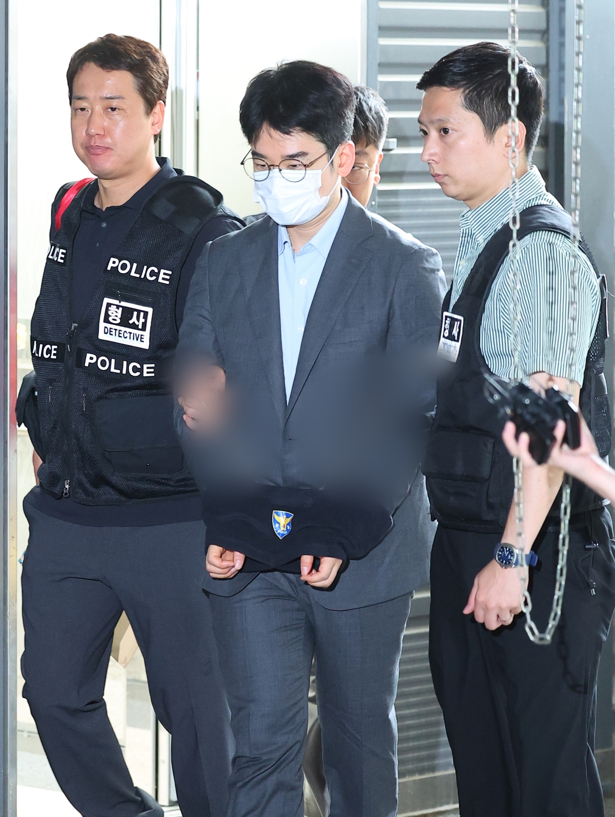 피습 자작극 협의를 받는 정이한 전 개혁신당 부산시장 후보가 16일 부산 동래경찰서에서 검찰로 송치되고 있다. 연합뉴스