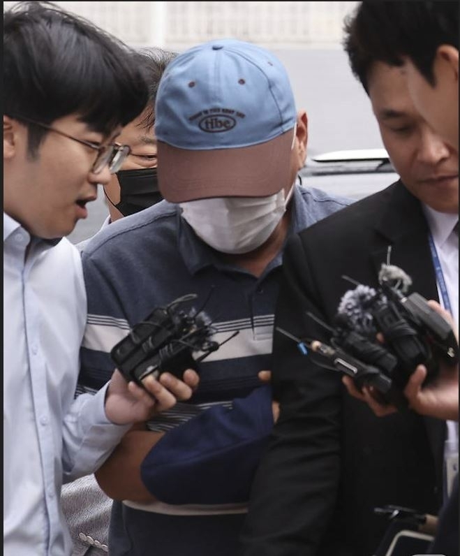 광주 여고생 살해범 장윤기 사건과 관련해 공무상비밀누설과 증거인멸 등 혐의를 받고 있는 광주 광산경찰서 전 수사팀장 박 경감이 8일 오전 구속 전 피의자 심문(영장실질심사)을 받기 위해 광주지방법원에 들어서고 있다.