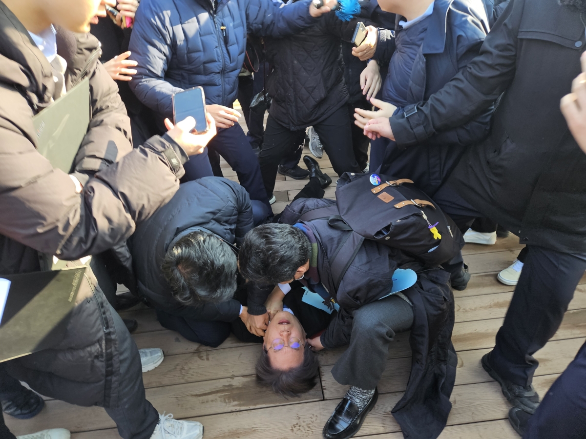 2024년 1월 부산을 방문한 이재명 대통령(당시 더불어민주당 대표)이 피습을 당한 뒤 쓰러져 있는 모습. 부산 김주환 기자