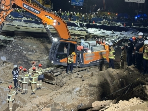 지난해 4월 16일 오후 경기 광명시 일직동 신안산선 복선전철 5-2공구 붕괴 현장에서 소방대원들이 실종자를 수습하고 있다. 경기소방재난본부 제공.