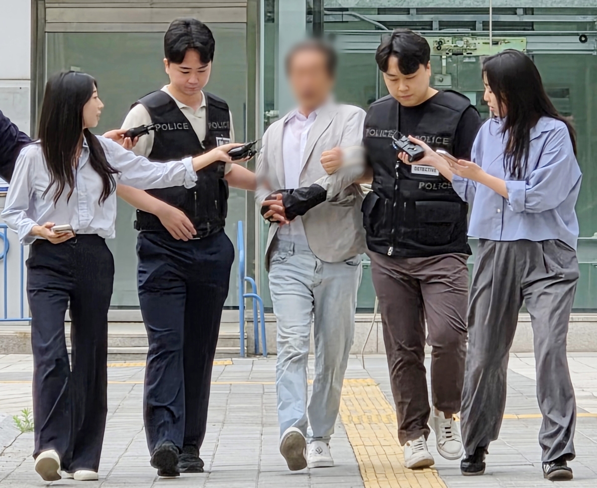 6·3 지방선거 투표용지 부족 사태를 조사하는 국회 국정조사특별위원회(국조특위)의 현장조사를 방해한 혐의를 받는 60대 남성 A씨가 지난 4일 서울 송파구 서울동부지법에서 열린 구속 전 피의자 심문(영장실질심사)에 출석하고 있다. 뉴시스