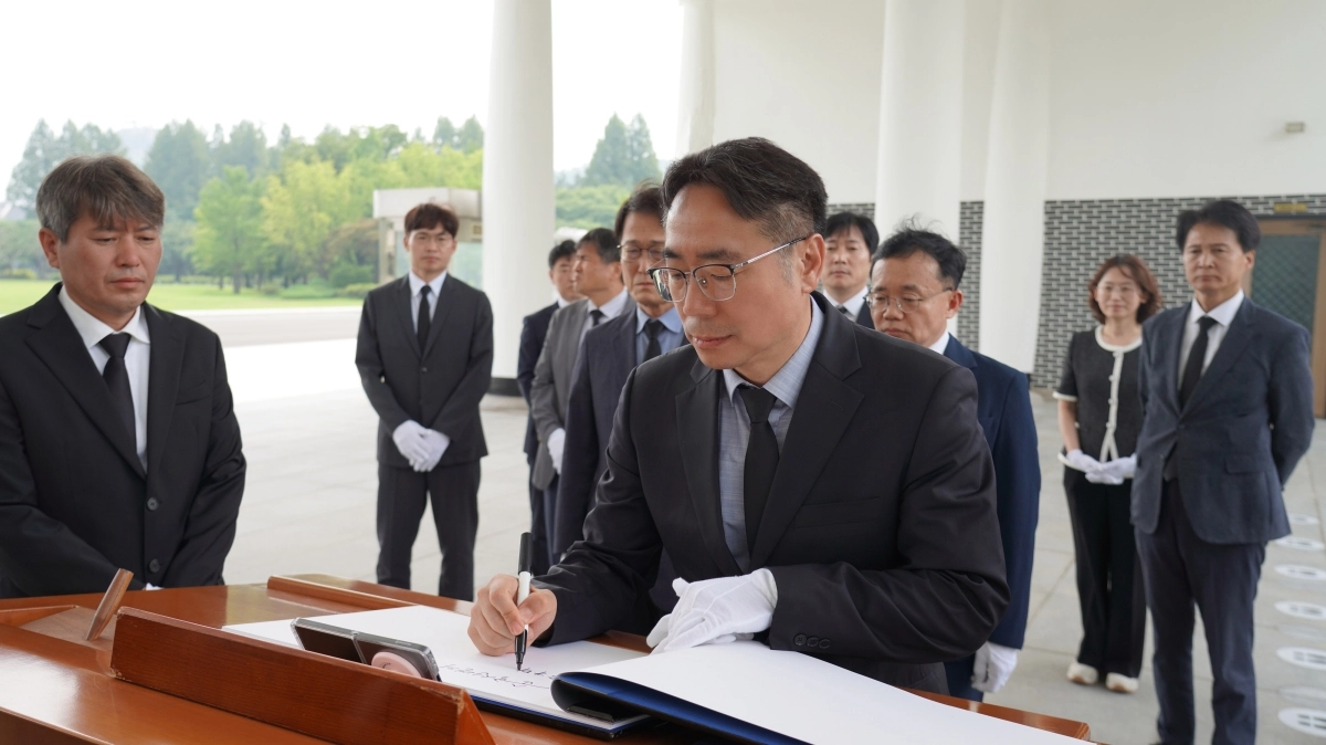 국립현충원을 찾아 방명록을 기재하는 김정 세관장. 인천공항본부세관 제공
