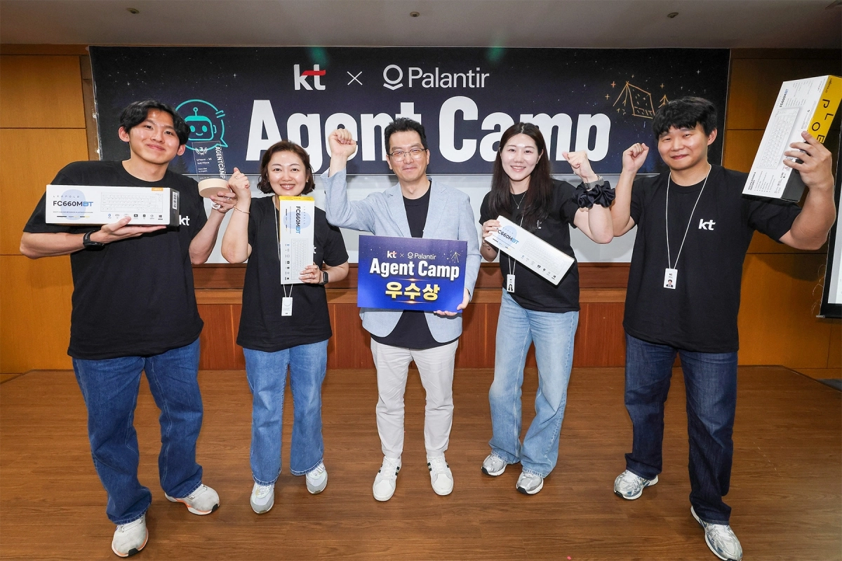 KT P-FDE담당 변우철 상무(가운데)와 우수상 수상팀이 기념 사진을 촬영하는 모습. KT 제공