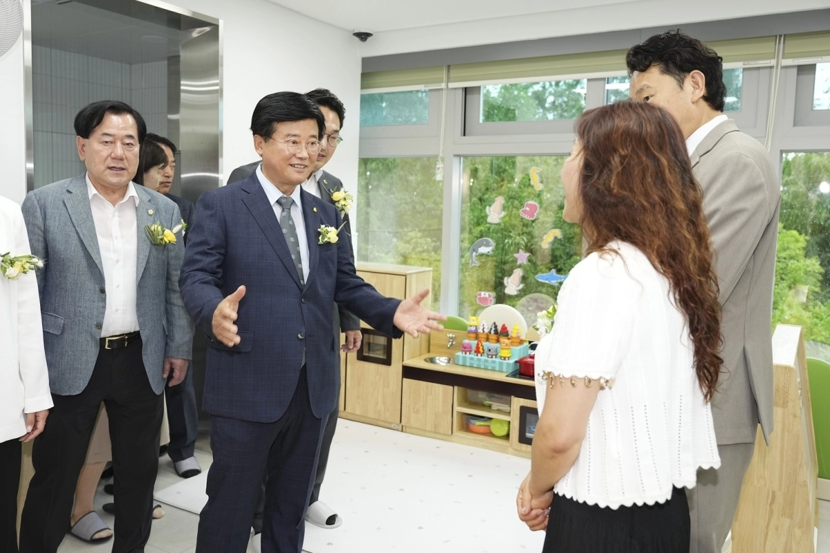유찬종(왼쪽 두번째) 서울 종로구청장이 지난 15일 신축 이전한 청운별빛어린이집을 둘러보고 있다. 종로구 제공