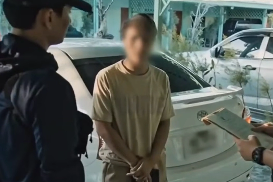 태국 라용의 한 무에타이 체육관 매니저가 10대 훈련생들을 남성 고객들에게 성매매 알선해온 사실이 드러났다. 사진은 지난 14일(현지시간) 촌부리주의 한 모텔 앞에서 경찰이 체육관 매니저를 체포하는 모습. 채널7 보도화면 캡처