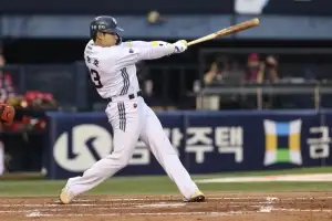 강승호 외야수 변신...두산, 타선 강화 승부수 던졌다