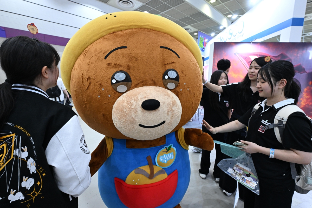 16일 서울 강남구 코엑스에서 열린 ‘캐릭터 라이선싱 페어 2026 및 보드게임콘 2026’를 찾은 관람객들이 전시장을 둘러보고 있다. 2026.7.16. 도준석 전문기자