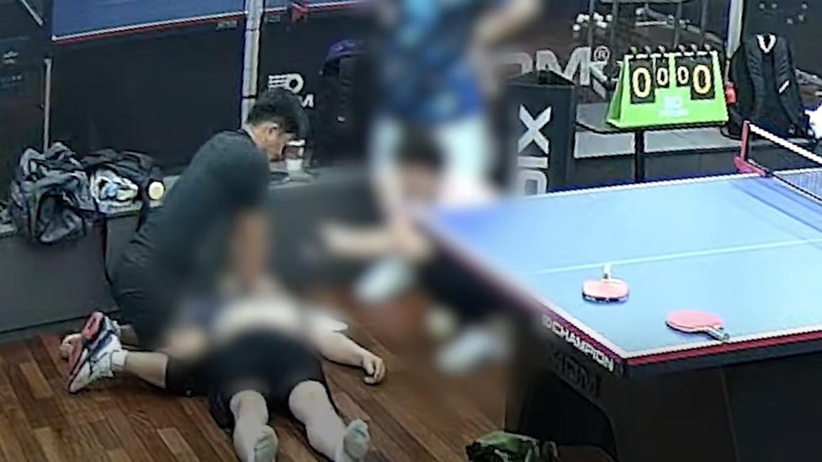 경기 분당경찰서 금곡지구대 소속 김삼수 경감이 심정지가 온 환자에게 심폐소생술을 하고 있는 모습. 유튜브 채널 ‘대한민국 경찰청’ 영상 캡처