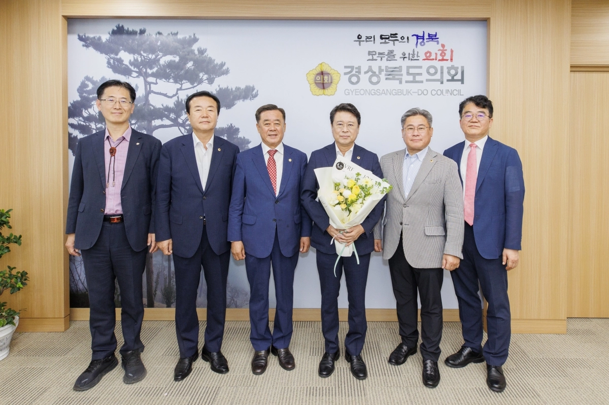 16일 대변인 임명 수여식에서 참석자들이 기념촬영을 하고 있다. 경북도의회 제공