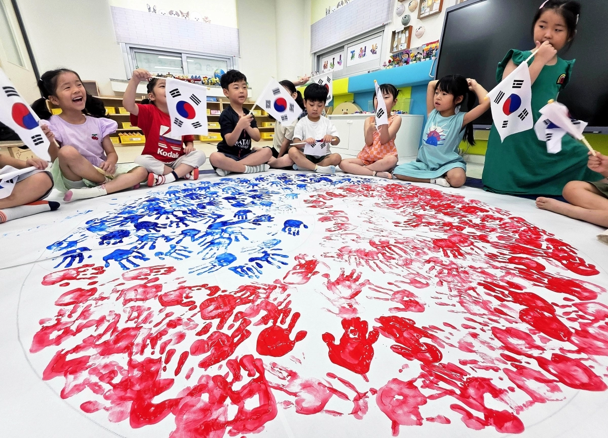제헌절 78주년… 고사리손 태극기