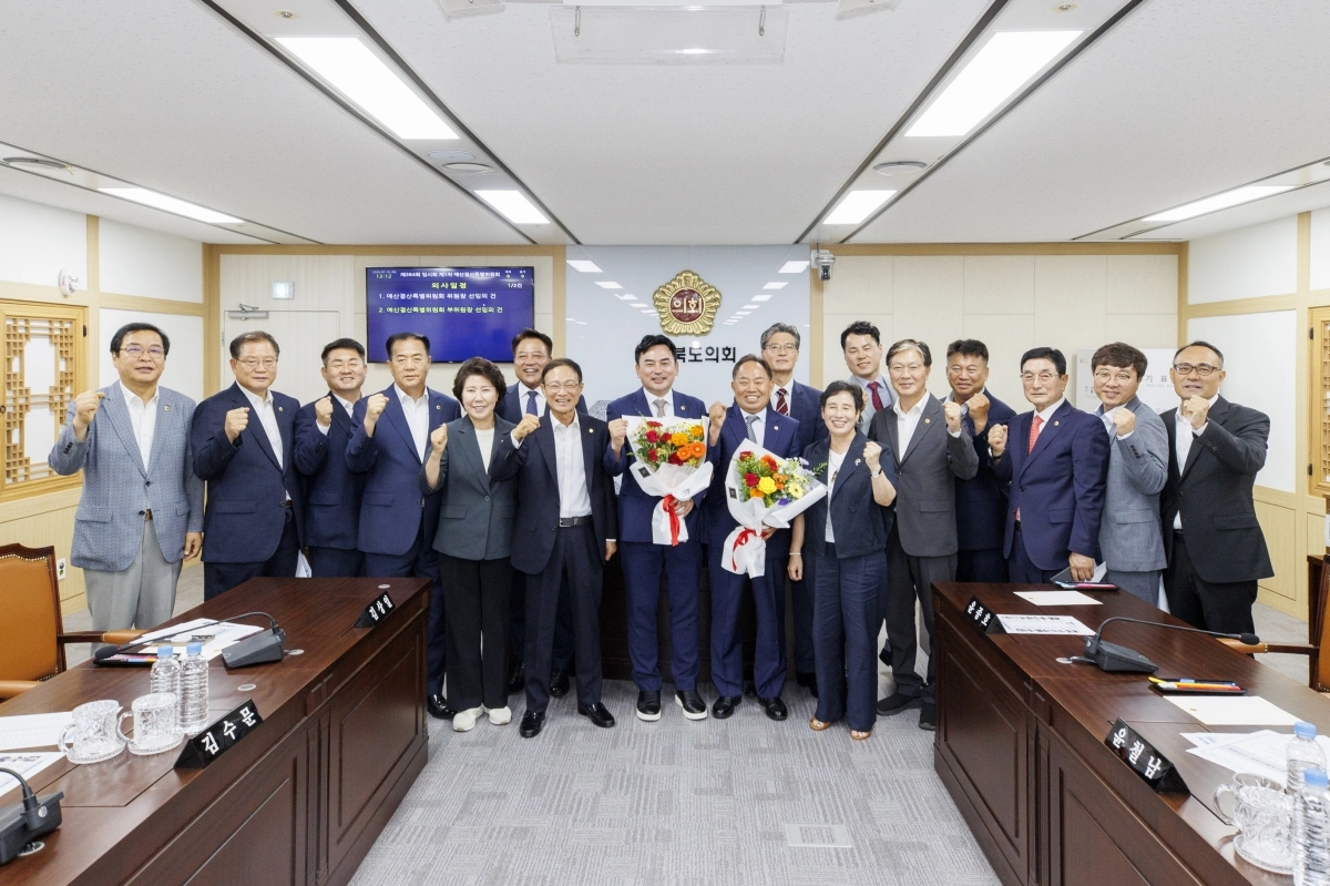제13대 전반기 제1기 예산결산특별위원회 소속 위원들이 기념촬영을 하고 있다. 경북도의회 제공