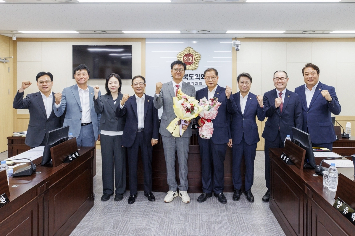 제13대 전반기 윤리특별위원회 소속 위원들이 구성을 마무리하고 기념촬영을 하고 있다. 경북도의회 제공
