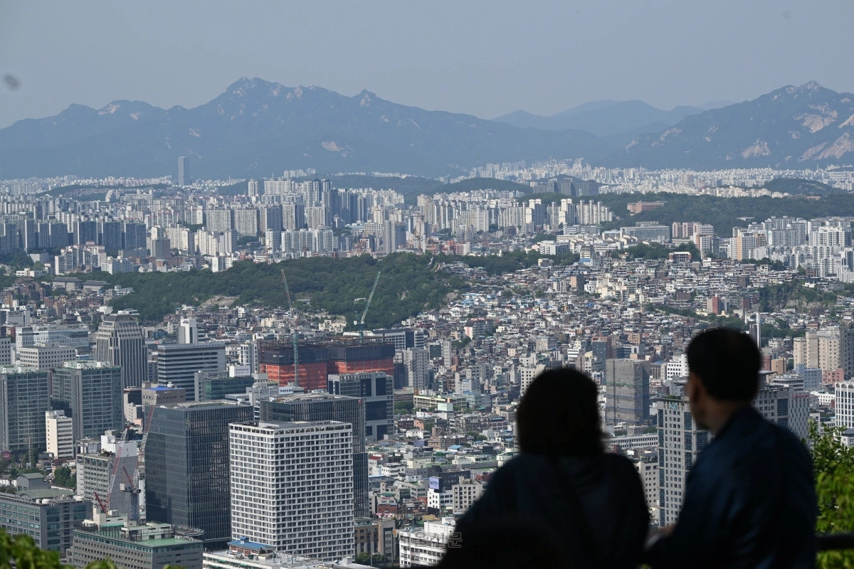 17일 서울 용산구 남산타워에서 바라본 서울 시내 아파트. 2026.5.17 이지훈 기자