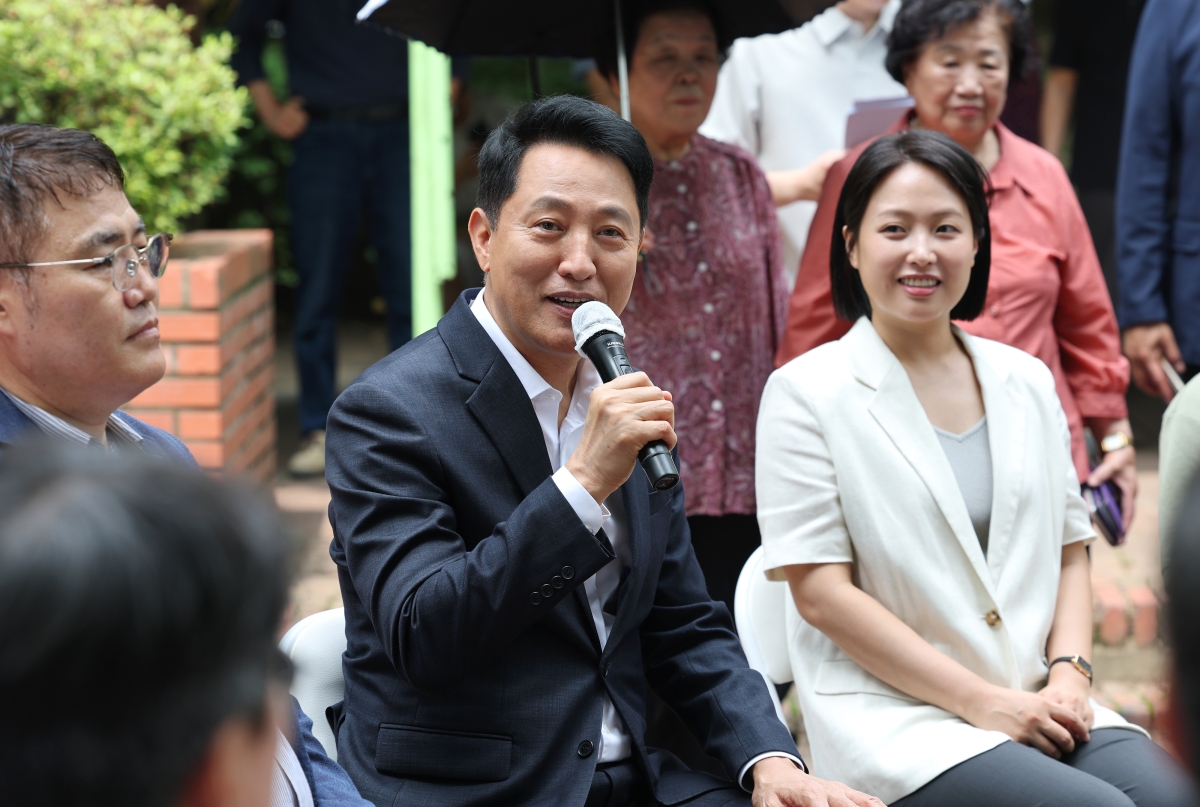 오세훈(가운데) 서울시장이 16일 서울 양평동 신동아아파트 재건축 현장에서 주민들과 대화하고 있다. 연합뉴스