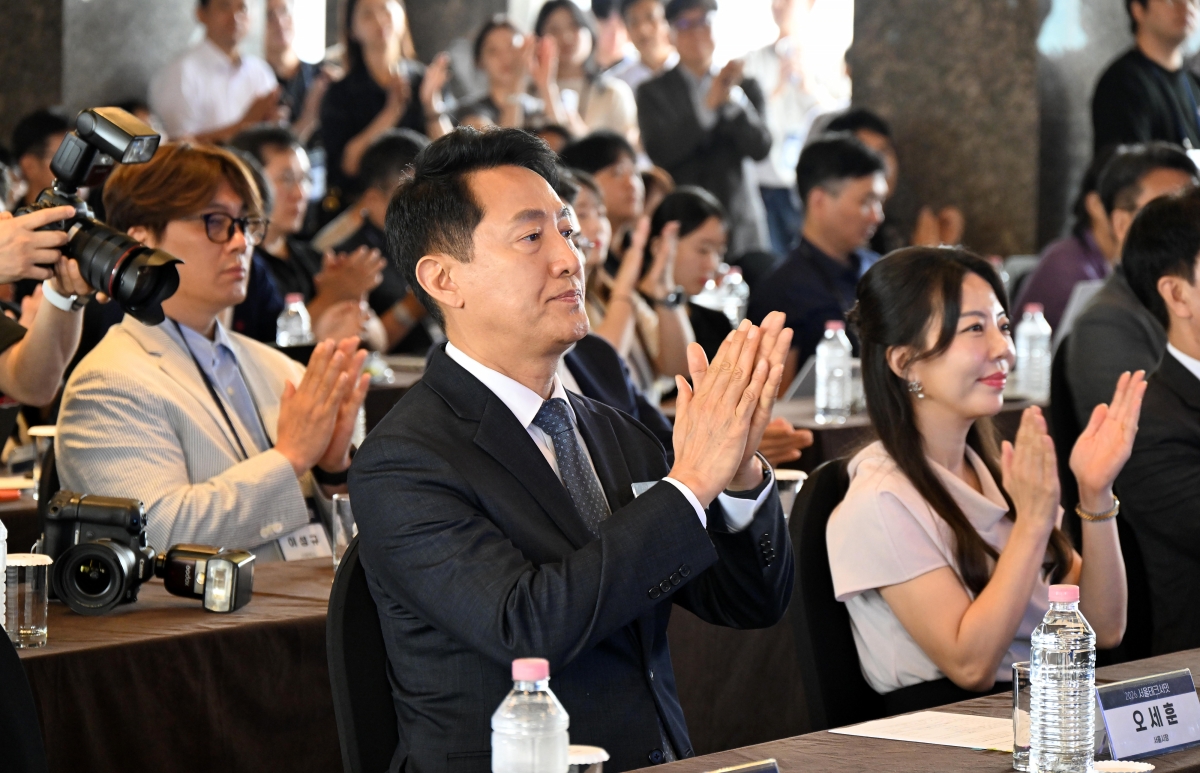 오세훈(앞줄 왼쪽) 서울시장이 16일 중구 플라자호텔에서 열린 ‘2026 서울테크서밋 포럼’ 개회식에 참석해 박수치고 있다. 서울시 제공
