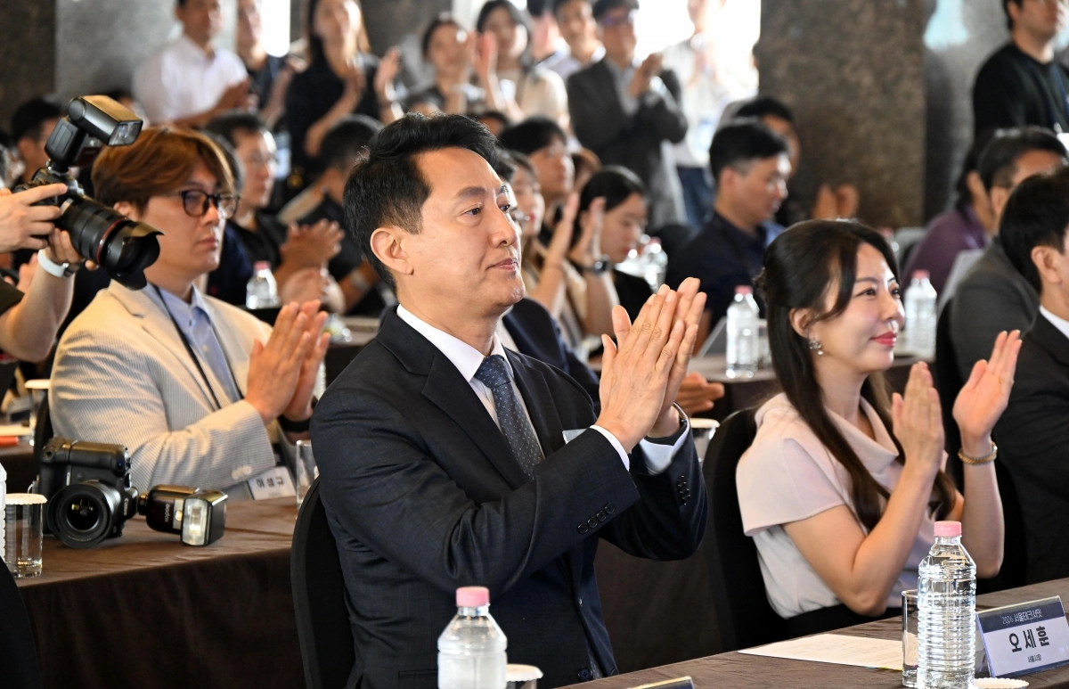 오세훈(앞줄 왼쪽) 서울시장이 16일 중구 플라자호텔에서 열린 ‘2026 서울테크서밋 포럼’ 개회식에 참석해 박수치고 있다. 서울시 제공