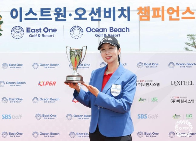 배경은이 16일 경북 영덕 오션비치 골프앤리조트(파72)에서 열린 KLPGA 2026 이스트원·오션비치 챔피언스 투어 3차전에서 우승한 뒤 트로피를 들고 기념 촬영을 하고 있다. KLPGA 제공