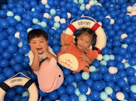 아이들이 서울 강동구 천호2동점 ‘아이맘 강동’ 키즈카페에서 체험 활동을 하고 있다. 강동구 제공