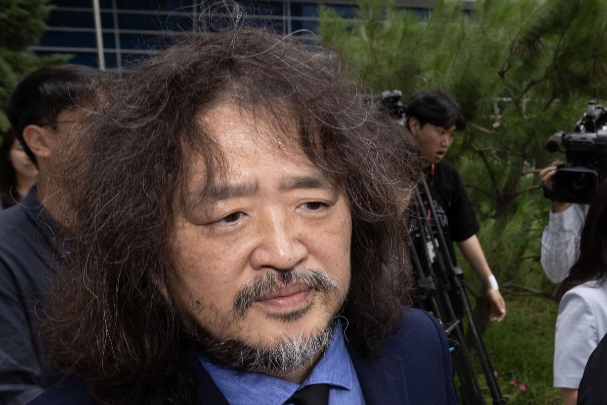 방송인 김어준이 지난 14일 오후 서울 도봉구 서울북부지방법원에서 열린 이동재 전 채널A 기자 명예훼손 혐의 1심 선고 공판에서 벌금 2000만원을 선고받은 뒤 법원을 나서고 있다. 2026.7.14. 뉴스1