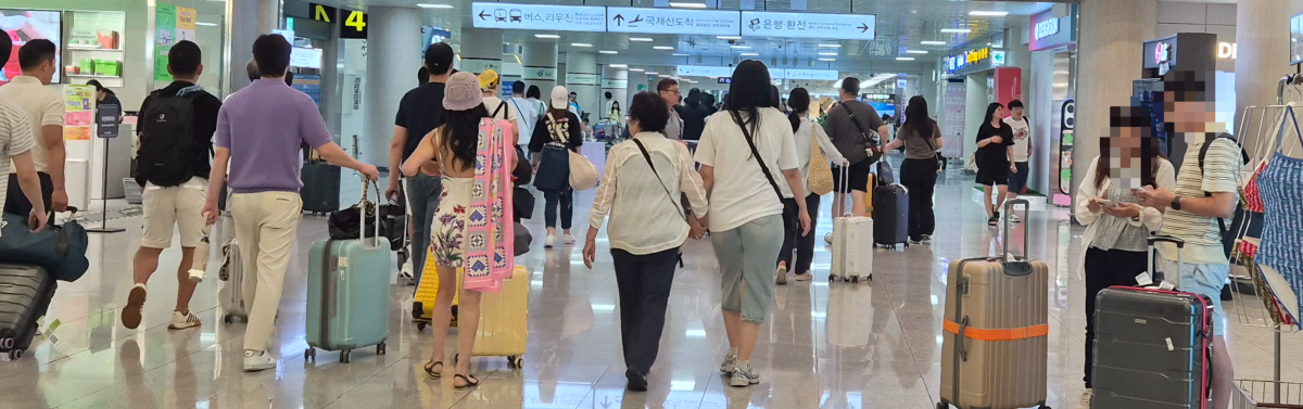 제헌절 연휴가 시작되는 16일 제주를 찾는 관광객들이 제주공항에 도착해 이동하고 있다. 제주 강동삼 기자
