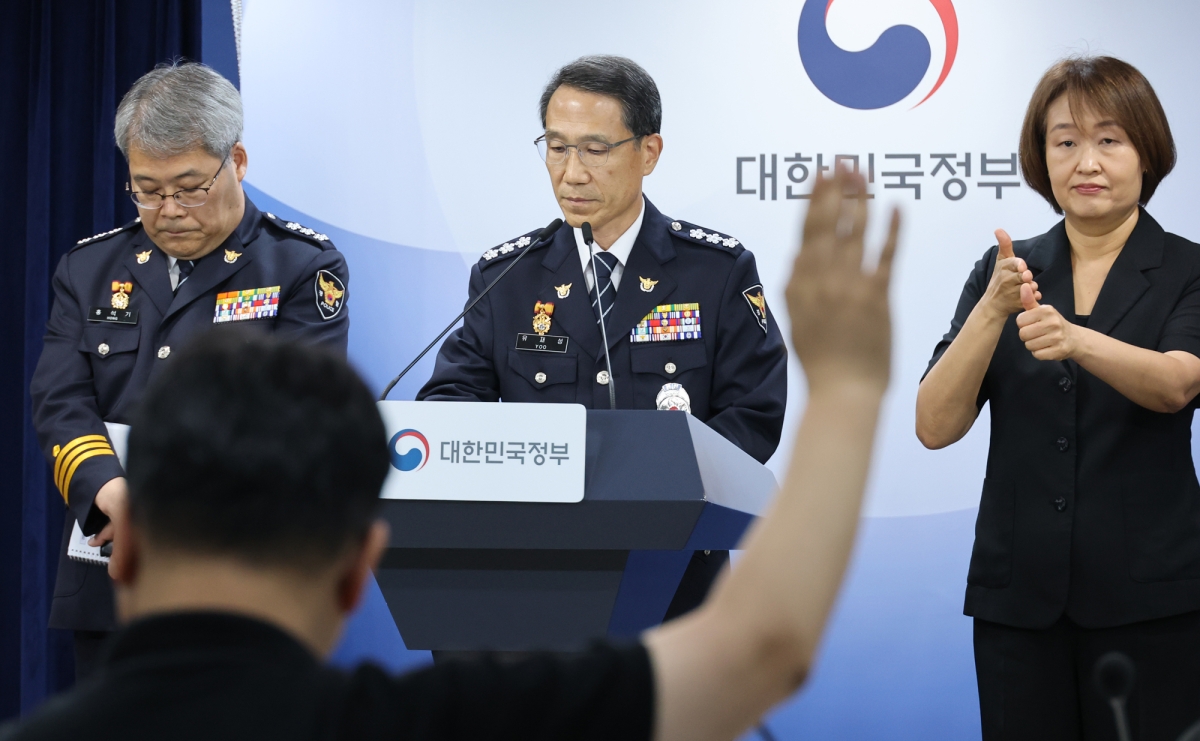 질문 받는 유재성 경찰청장 직무대행