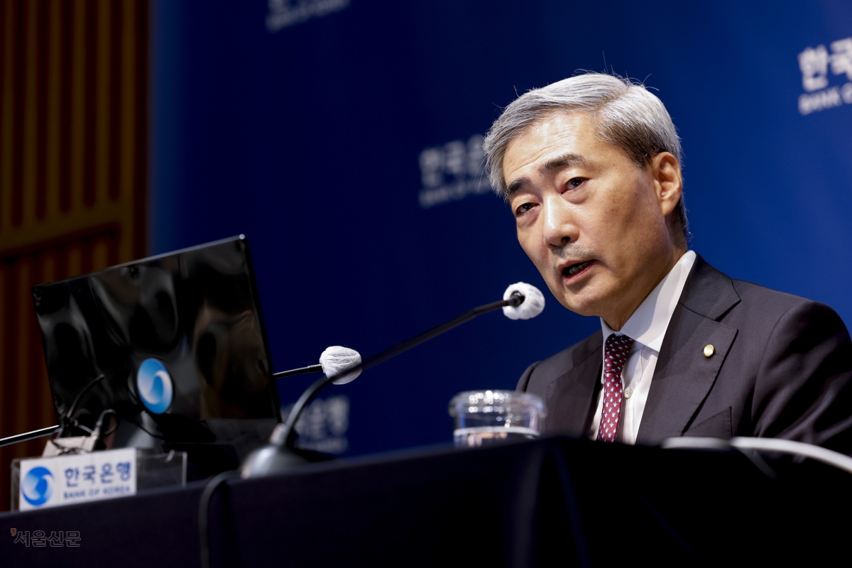 신현송 한국은행 총재가 16일 서울 중구 한국은행에서 열린 금융통화위원회 통화정책방향 기자간담회에서 발언하고 있다. 신 총재는 “물가가 목표 수준으로 안정될 때까지 대응하겠다”면서 “모든 가능성을 열어두고 정책을 펼치겠다”고 말했다. 사진공동취재단
