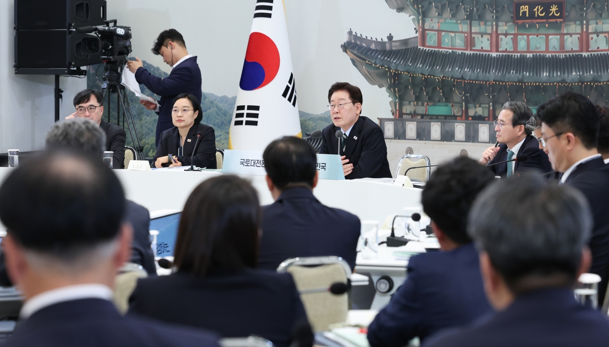 이재명 대통령이 16일 청와대 영빈관에서 열린 ‘삶으로 체감하는 대한민국-국민과 함께하는 두 번째 업무보고’에서 발언하고 있다. 이 대통령 왼쪽은 한성숙 국무총리, 오른쪽은 김용범 청와대 정책실장. 뉴스1