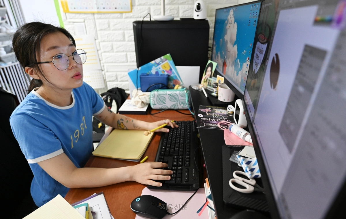 엄이주씨가 지난달 29일 대전 자택에서 그래픽 디자인을 공부하고 있다. 대전 홍윤기 기자