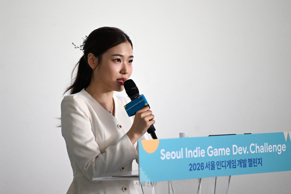 이주빈씨가 지난달 26일 동대문디자인플라자(DDP)에서 열린 ‘서울 인디 게임 개발 챌린지’에서 행사 진행을 하고 있다. 홍윤기 기자