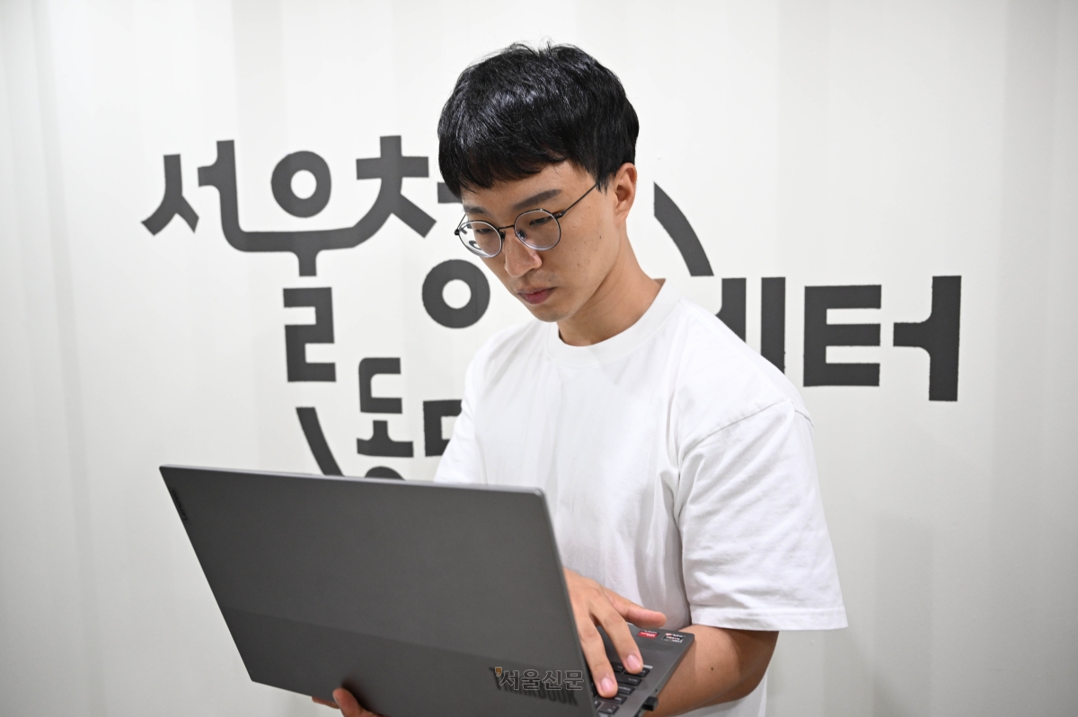 창업을 준비하는 전효범씨가 지난달 25일 서울 동대문구 서울청년센터에서 제품 디자인으로 사용할 한글 타이포그래피를 수정하고 있다. 홍윤기 기자