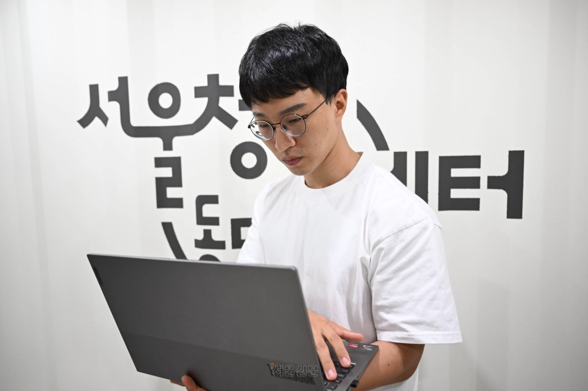 창업을 준비하는 전효범씨가 지난달 25일 서울 동대문구 서울청년센터에서 제품 디자인으로 사용할 한글 타이포그래피를 수정하고 있다. 홍윤기 기자