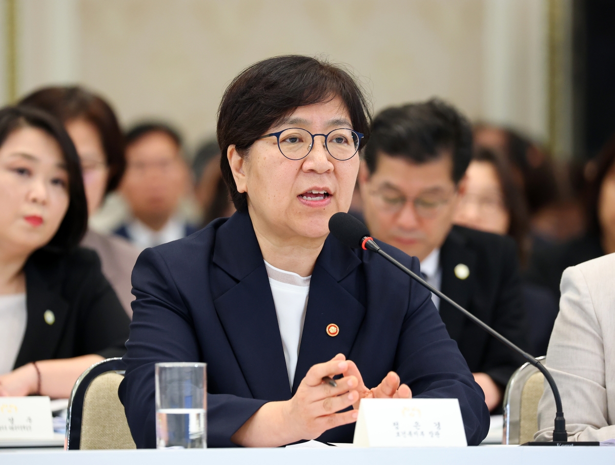 정은경 복지부 장관이 16일 청와대 영빈관에서 열린 이재명 대통령 주재 부처 업무보고에서 보고하고 있다. 연합뉴스