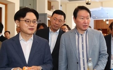 최태원(오른쪽·SK그룹 회장) 대한상공회의소 회장이 16일 제주 신라호텔에서 열린 제49회 대한상의 제주포럼에서 김정관(왼쪽) 산업통상부 장관과 귀농·귀촌 청년기업 부스를 관람하고 있다. 대한상의 제공