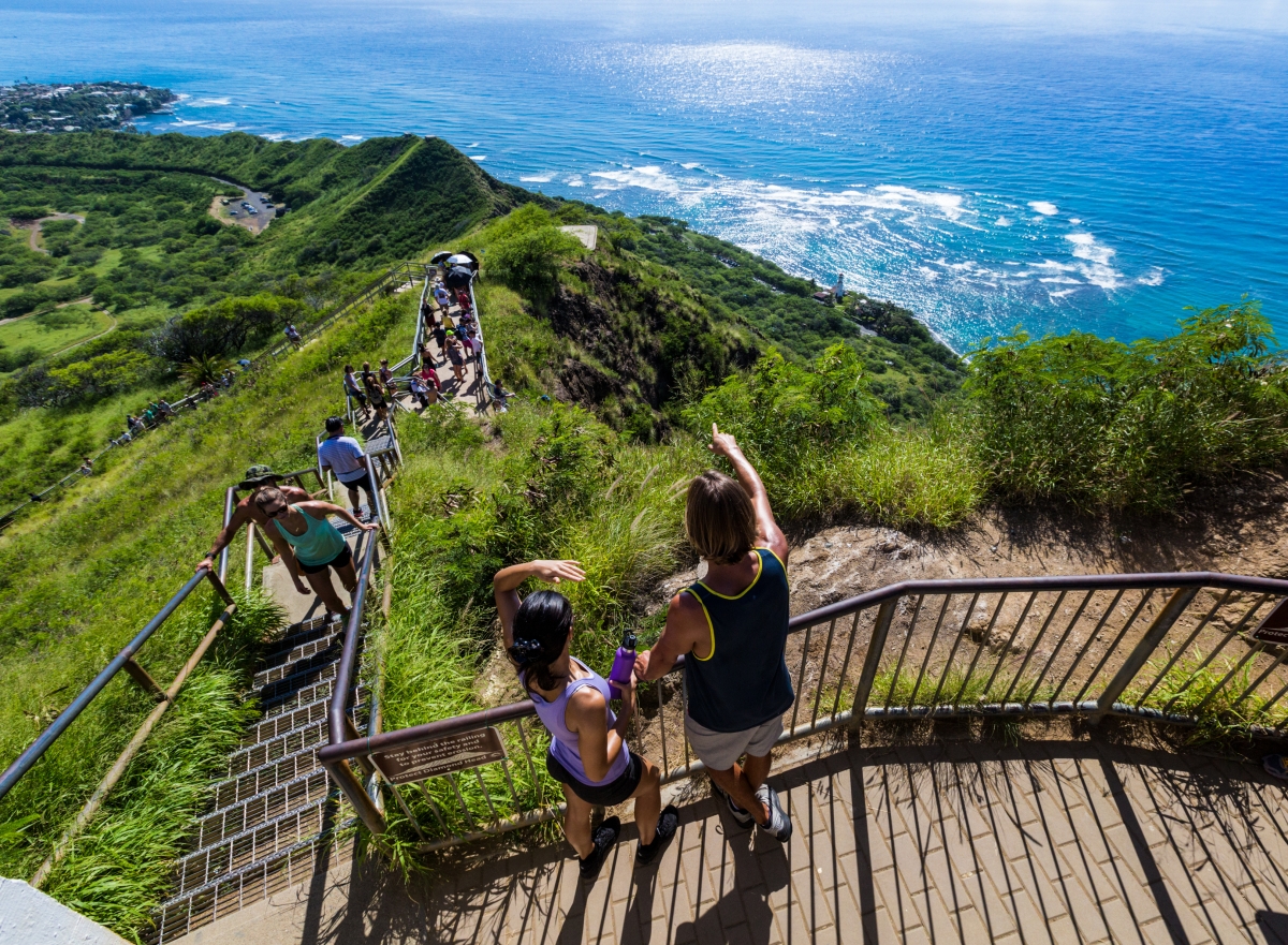 관광객들이 지난달 15일(현지시간) 미국 하와이 오아후 레아히(다이아몬드 헤드) 정상에서 계단을 오르내리며 태평양 전경을 감상하고 있다. 하와이 관광청 제공