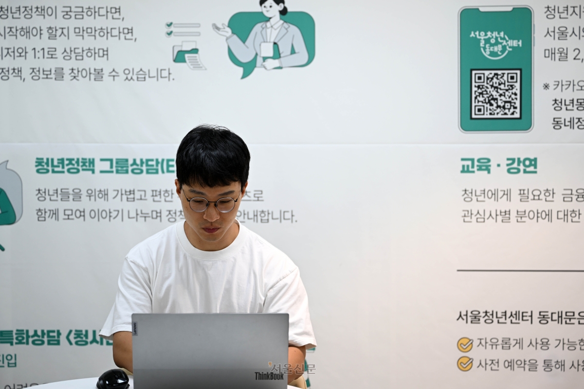 창업을 준비하는 전효범씨가 지난달 25일 서울 동대문구 서울청년센터에서 제품 디자인으로 사용할 한글 타이포그래피를 수정하고 있다 .홍윤기 기자
