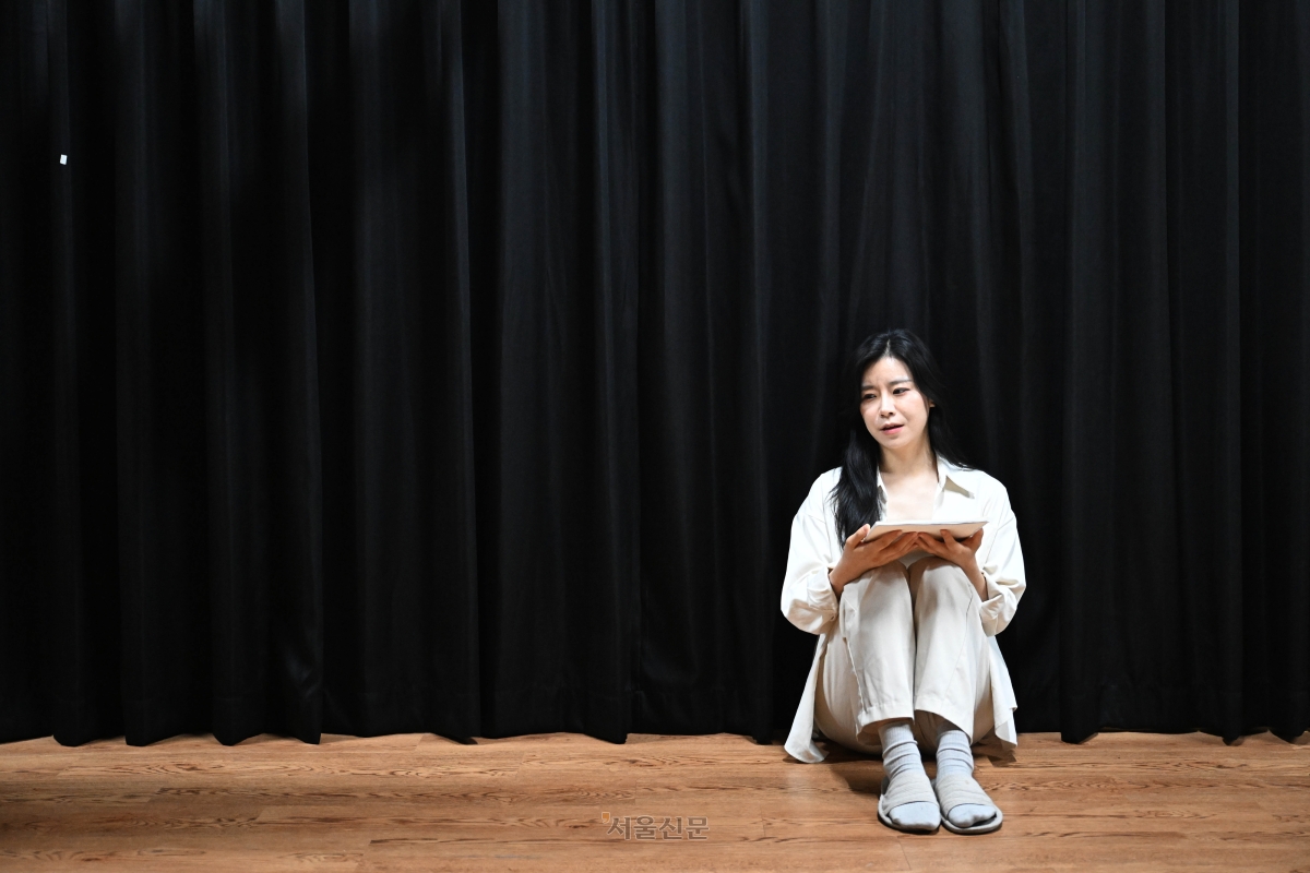 배우의 꿈을 꾸는 이혜지씨가 지난달 30일 서울 성북구의 지하 연습실에서 연극 연습을 하고 있다. 홍윤기 기자