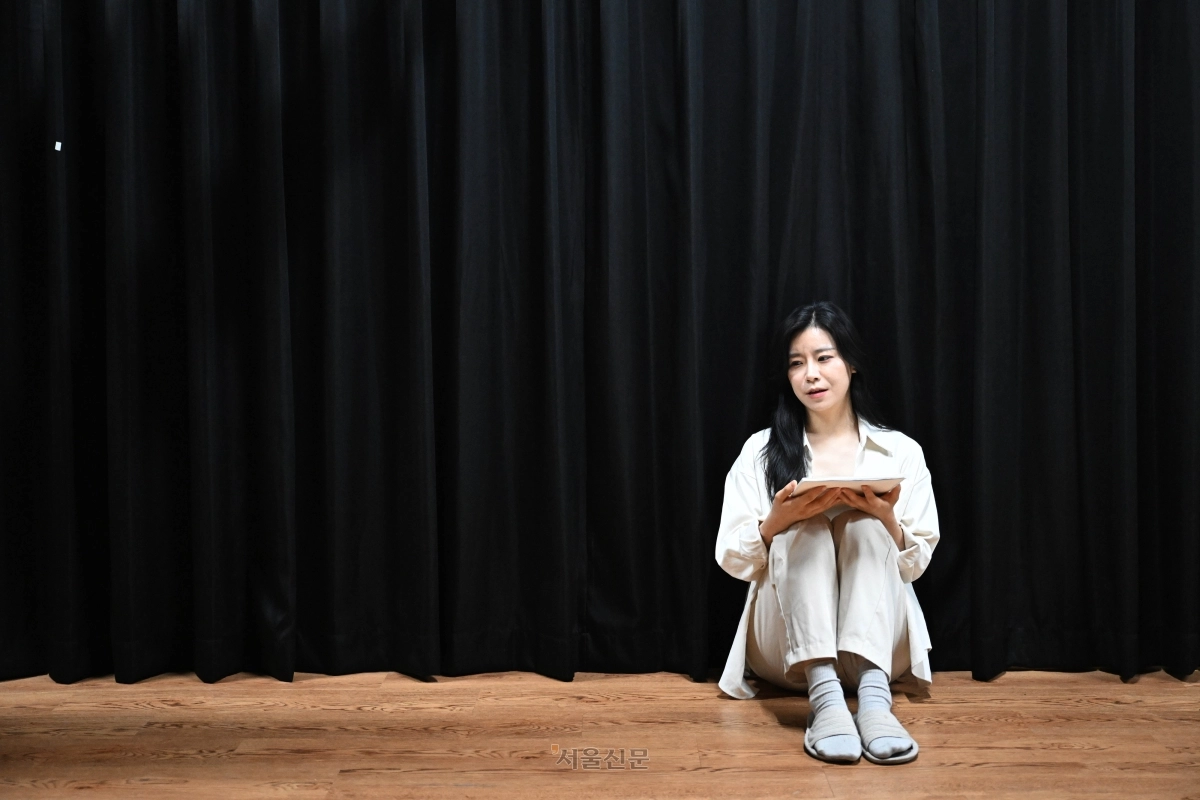 배우의 꿈을 꾸는 이혜지씨가 지난달 30일 서울 성북구의 지하 연습실에서 연극 연습을 하고 있다. 홍윤기 기자