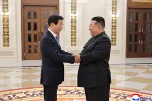 김정은, 中 왕후닝 접견…북중 “전략적 관계” 강조