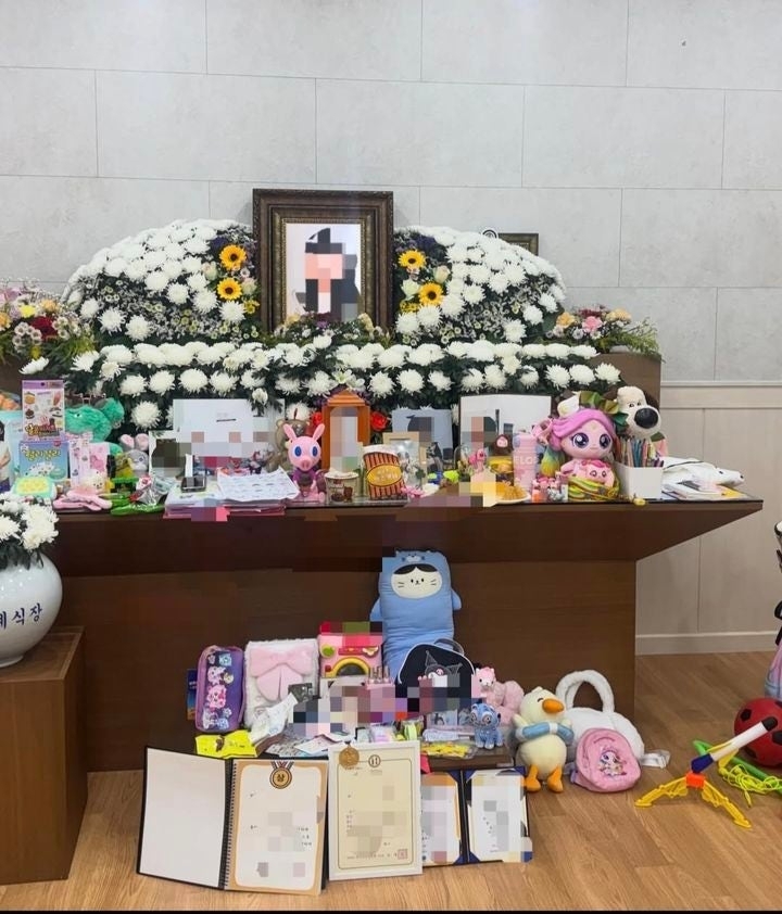 지난 11일 워터파크 사고로 숨진 A양(7)의 빈소에 고인의 영정사진과 꽃 등이 놓여 있다.A양 어머니 인스타 캡처