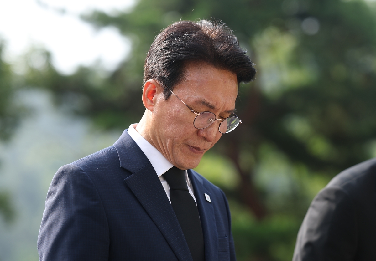묵념하는 김민석 전 국무총리