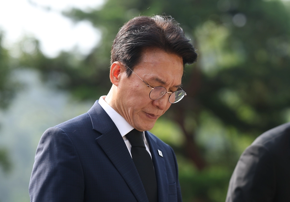 묵념하는 김민석 전 국무총리