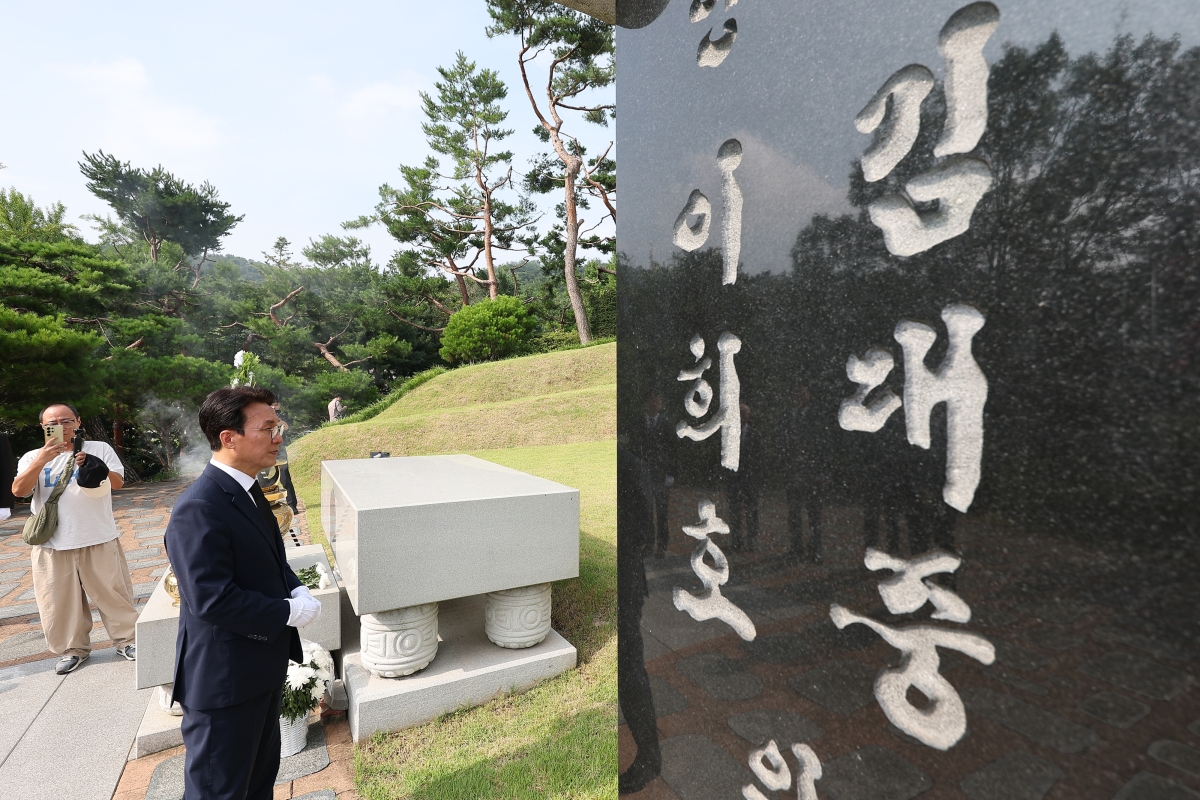 김대중 전 대통령 묘소 바라보는 김민석 전 국무총리