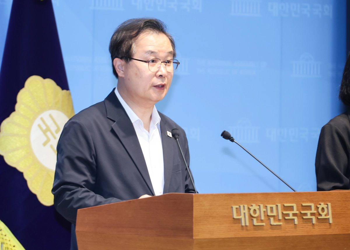더불어민주당 최고위원 후보 이건태 의원이 15일 국회 소통관에서 “최고위원회가 독점해 온 권한을 권리당원께 돌려드리겠다”며 “윤리감찰단장, 윤리심판원장, 당무감사원장을 권리당원이 직접 선출” 하는 세 가지 개선안을 제안하고 있다. 연합뉴스